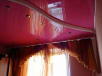 Двухуровневый лаковый натяжной потолок со светильниками. Источник http://npbel.ru