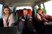 Для безопасной перевозки ребенка в автомобиле необходимо автокресло