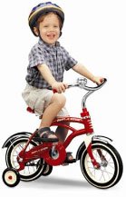 Шлем — необходимый элемент экипировки юного велосипедиста. Источник http://www.babyzone.ru