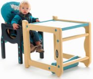 Стул для кормления ребенка трансформирован в стол со стулом для игр