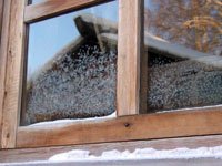 Утепление — актуальный вопрос для владельцев старых деревянных окон. Источник http://1–metr.com