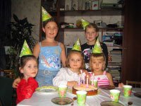 Дети в колпачках отмечают день рождения. Источник http://www.pssp.ru