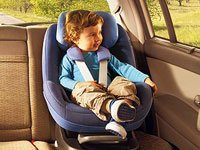 Все знают, как перевозить ребенка в машине — обязательно в автокресле! Источник http://child.uz