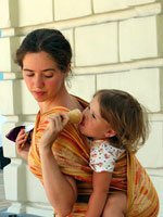 Слинг-шарф, положение ребенка на спине мамы. Источник http://www.slingi-ru.ru