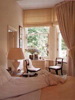 Римским шторам найдется место и на окнах в спальне. Источник http://www.hometex-shtory.ru