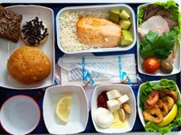Не всякий ребенок захочет в самолете есть еду для взрослых. Источник http://drugoe-tours.ru