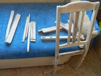 Древесина стула после ремонта и шлифовки приобретает исходный светлый и нейтральный цвет