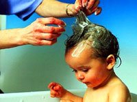 В составе детского шампуня должны присутствовать витамины и экстракты трав. Источник http://mrhow.ru