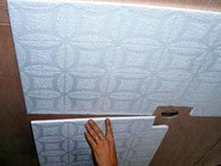 Как клеить потолочную плитку — необходимо начинать от центра потолка. Источник http://svoy-remontik.ru