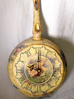 Оригинальные настенные часы-сковорода. Источник http://designer.magazin-trafaretov.ru