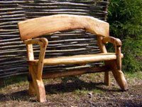 Мебель для сада — удобная скамья украсит любой участок. Источник http://iz-dereva-svoimi-rukami.ru
