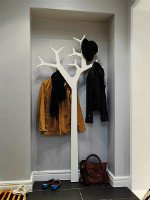 «Дерево», украшенное шляпами и одеждой — так выглядит современная напольная вешалка для одежды. Источник http://original-home.ru