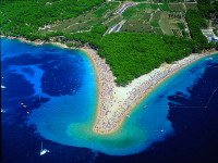Один из наиболее знаменитых пляжей Хорватии — Золотой рог. Источник http://miroland.com
