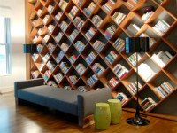 Нестандартные книжные шкафы для дома помогут создать оригинальную библиотеку. Источник http://www.homedesigninspirations.com