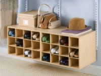 Шкаф для обуви может быть очень простым, оставаясь при этом функциональным. Источник http://lady.gazeta.kz