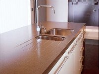 Кухонная столешница из акрилового камня — одно из самых долговечных и практичных решений. Источник http://by.all.biz