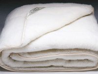 Двухстороннее плед-одеяло из овечьей шерсти согреет в любые морозы. Источник http://www.home-comf.ru