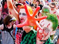 Костюмы зомби для Хэллоуина не предполагают специфической одежды — все зависит от Вашего артистизма и макияжа. Источник http://savepic.net