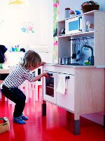Детскую кухню для девочки можно приобрести и в ИКЕА. Такой вариант обойдется примерно в $170. Источник http://www.ikea.com