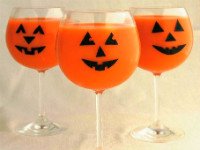 Украсьте бокалы для напитков на Хэллоуин. Источник http://www.modernwomenworld.com