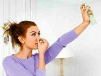 Не пытайтесь избавиться от неприятных запахов в квартире с помощью освежителя. Источник http://za-prosto.ru