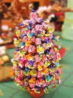 Новогодняя елка из конфет порадует и детей, и взрослых. Источник http://modna.com.ua