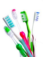 Для чистки серебра в домашних условиях используйте только мягкую зубную щетку. Источник http://timeinc.net