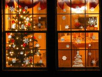 Сделанный своими руками новогодний декор на окне. Источник http://decoretto.ru