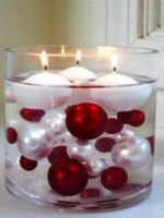 Плавающие свечи хорошо смотрятся с елочными шарами…. Источник http://info-sad.dp.ua