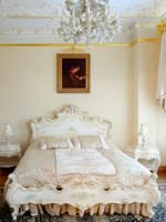 Интерьер спальни в классическом стиле рококо. Источник http://www.spyhomedesign.com