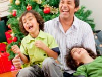 Конкурсы на Новый год в кругу семьи сплачивают и укрепляют ее. Источник http://wondermode.com