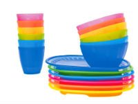 Одноразовую пластиковую посуду не рекомендуется использовать для разогрева пищи, алкоголя, горячих напитков и газировки. Источник http://dailyhighfive.com