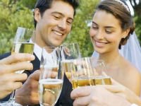 Простые свадебные бокалы, оформленные своими руками, могут стать семейной реликвией. Источник http://ehowcdn.com