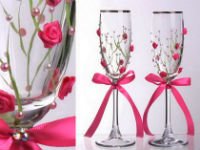 Бисер — идеальный материал для украшения бокалов на свадьбу своими руками. Источник http://www.darina.tv