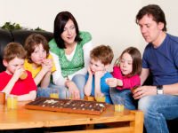 Настольные игры для всей семьи — хороший способ сблизиться друг с другом. Источник http://sheknows.com