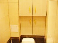 Шкаф в туалете может иметь два уровня. Источник http://piterstolyar.ru