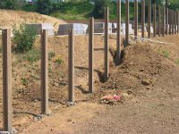 Столбовой фундамент под забор можно устроить и на рельефной местности. Источник http://strmnt.ru