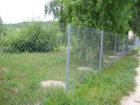 Забор из сетки Рабица построить проще простого. Источник http://www.ablehome.ru