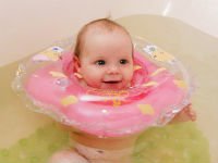 Круг для купания новорожденных позволит малышу вдоволь «избороздить» ванну. Источник http://minsk.freeads.by