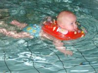 Плавательный круг на шею для новорожденных пригодится и в бассейне. Источник http://ahaba.ru