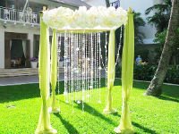 Свадебную арку прекрасно дополнят крупные бусины или светодиодная гирлянда. Источник http://florestore.ru
