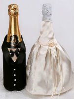 Свадебные наряды являются оригинальным украшением шампанского. Источник http://www.demotivatory-smisl.ru
