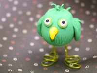 Симпатичных птичек можно изготовить из пластики или соленого теста…. Источник http://liveinternet.ru