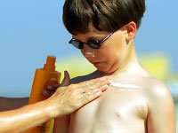 Правильно подобранный солнцезащитный крем убережет Вашего ребенка от солнечных ожогов