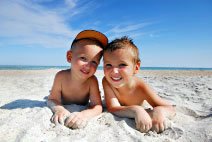 Чтобы детское солнцезащитное средство не стиралось во время игр с водой и песком, подберите его правильно!