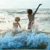 Дети плещутся в море. Источник http://wday.ru