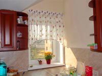 Короткие шторы для кухни. Источник http://besttextile.msk.ru