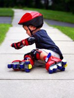 Защитная экипировка — детские наколенники, налокотники, защита для кистей и ладоней. Источник http://plugom.ru