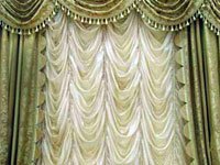 Французские шторы для зала. Источник http://www.bizstudio.ru