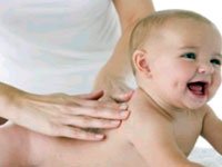 Детское масло — косметика для маленьких детей, кожа которых склонна к пересыханию. Источник http://www.pregnancyihub.com